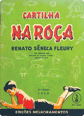 Capa de livro com fundo verde claro e silhuetas de animais na cor branca. O título em vermelho é “Cartilha na Roça”. Abaixo, o nome do autor “Renato Sêneca Fleury” e o ano “1950”. Na parte de baixo, desenho de um menino de lado, lendo. Ele está de bruços, apoiado nos cotovelos e com os pés para cima. Usa camisa vermelha e bermuda preta. No rodapé, está escrito “Edições Melhoramentos”, em uma tarja preta.